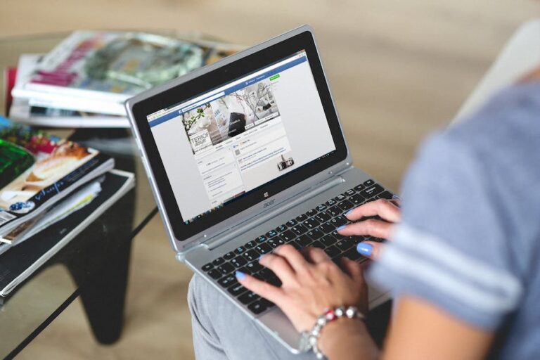 Como conseguir leads no Facebook 11 hands woman laptop notebook